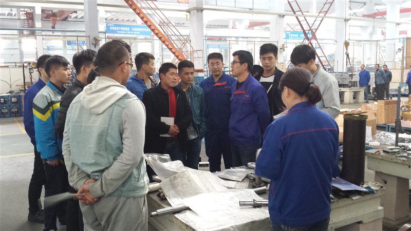 3 質量管理處工程師為新學員講解檢驗知識.jpg